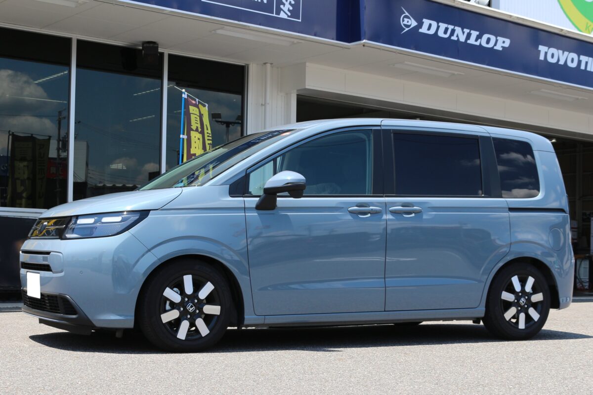 チタンゴールド　WORK シーカーFXのYOKOHAMA ブルーアースGT の16インチを装着したフリード