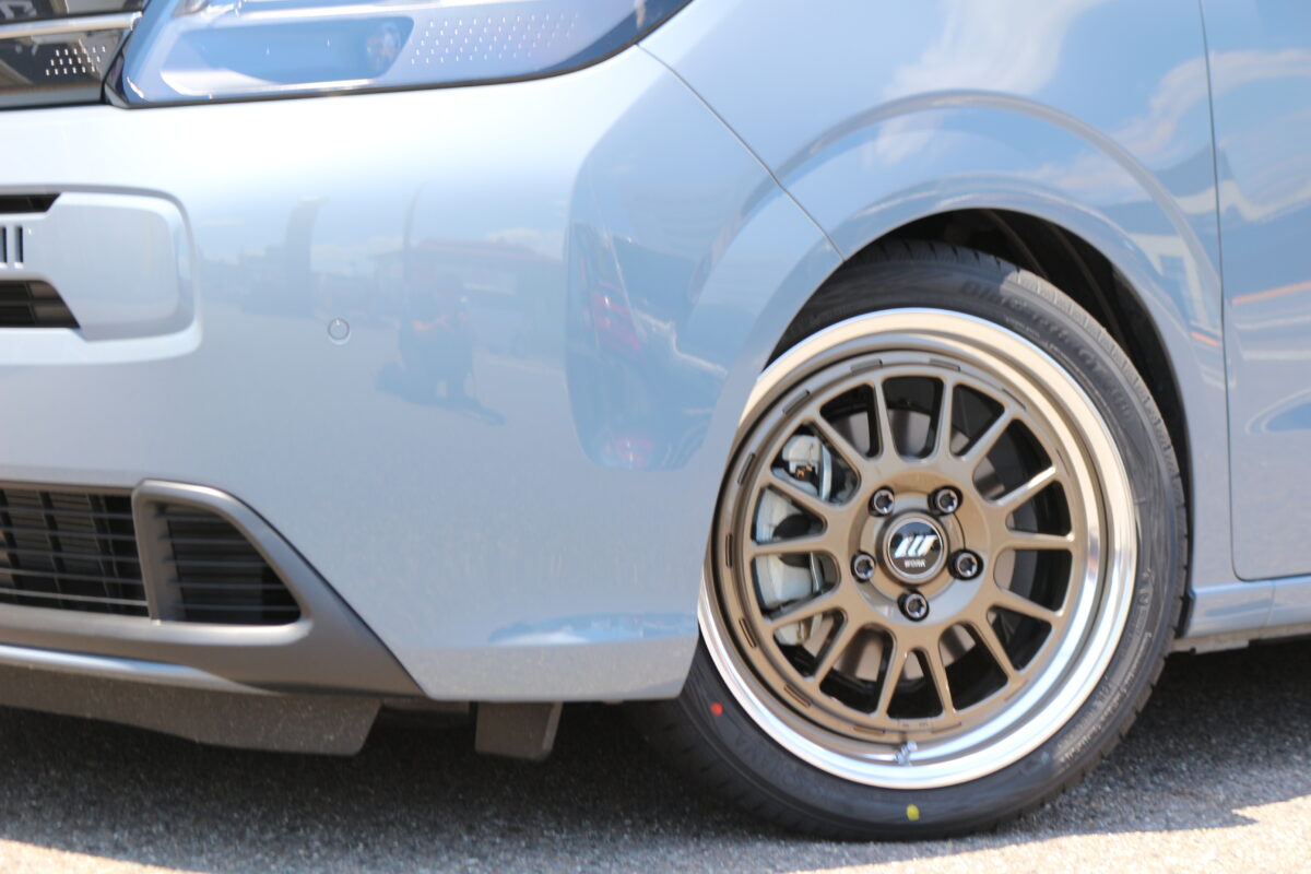 チタンゴールド　WORK シーカーFXのYOKOHAMA ブルーアースGT の16インチを装着したフリード 