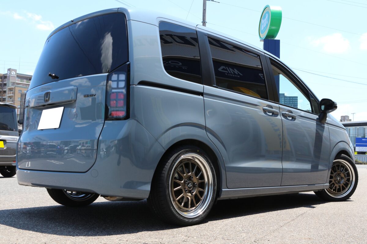 チタンゴールド　WORK シーカーFXのYOKOHAMA ブルーアースGT の16インチを装着したフリード