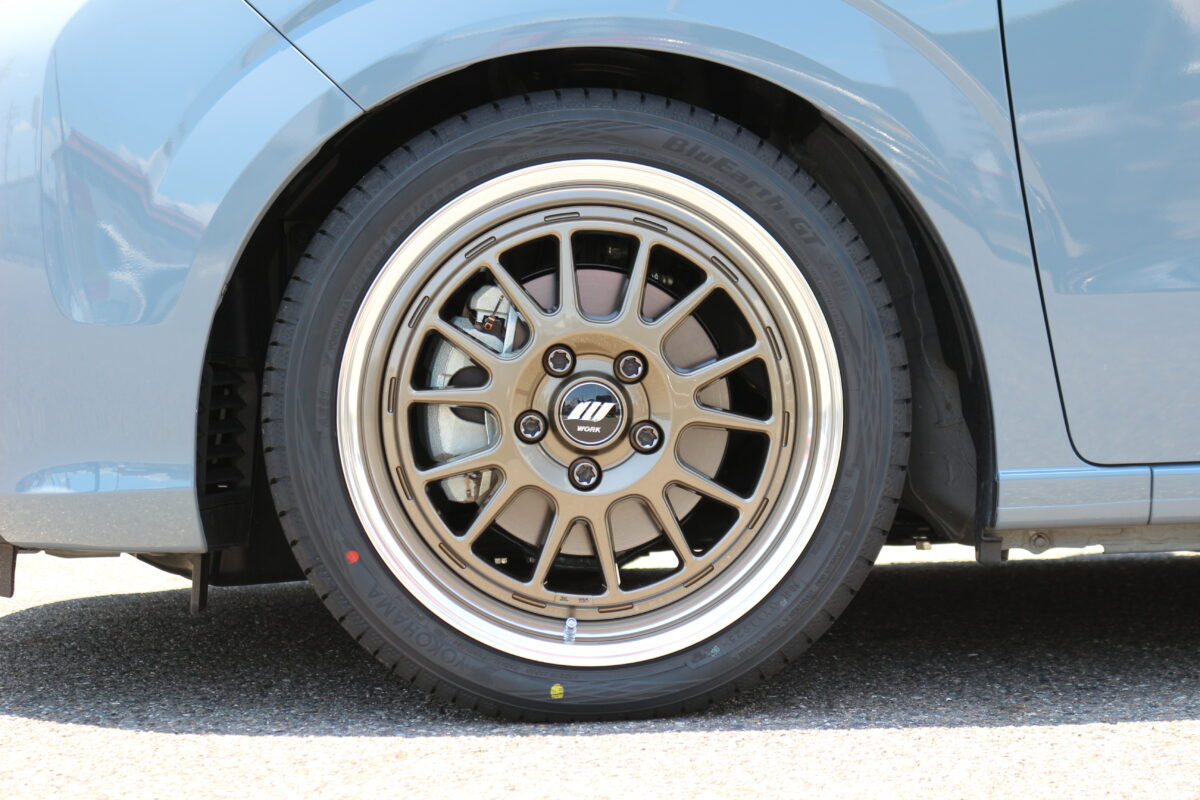 チタンゴールド　WORK シーカーFXのYOKOHAMA ブルーアースGT の16インチを装着したフリード