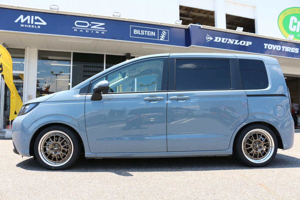 チタンゴールド　WORK シーカーFXのYOKOHAMA ブルーアースGT の16インチを装着したフリード