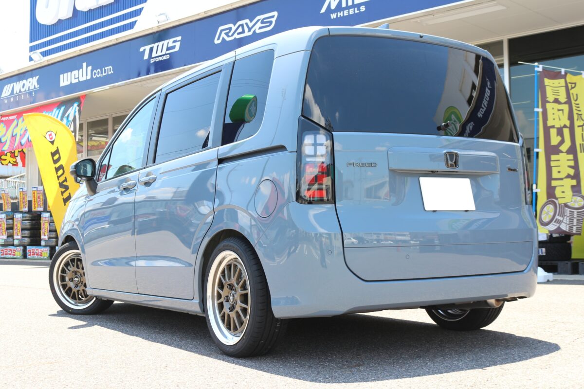 チタンゴールド　WORK シーカーFXのYOKOHAMA ブルーアースGT の16インチを装着したフリード