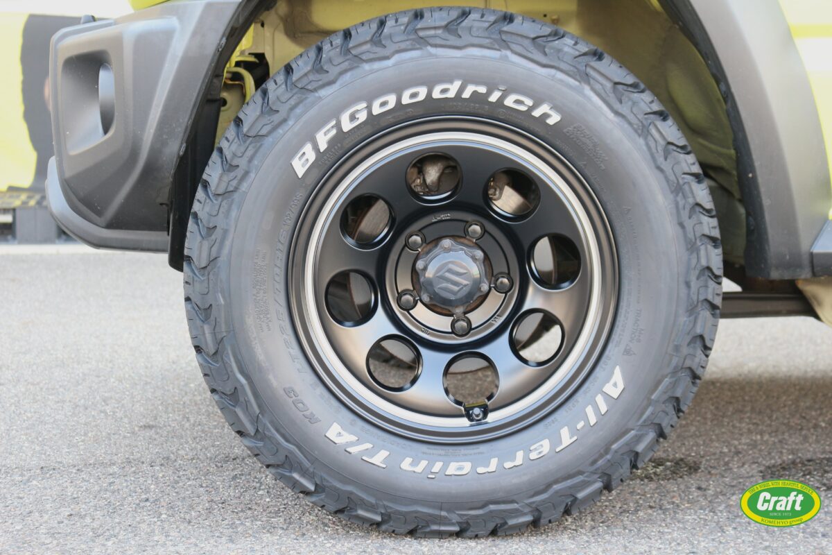 セミグロスブラック/リムヴァーレイポリッシュ/SGB/P　MID ウシャリントバリのBFGOODRICH　ALL-TERRAIN T/A　KO3 の16インチを装着したジムニーシエラ