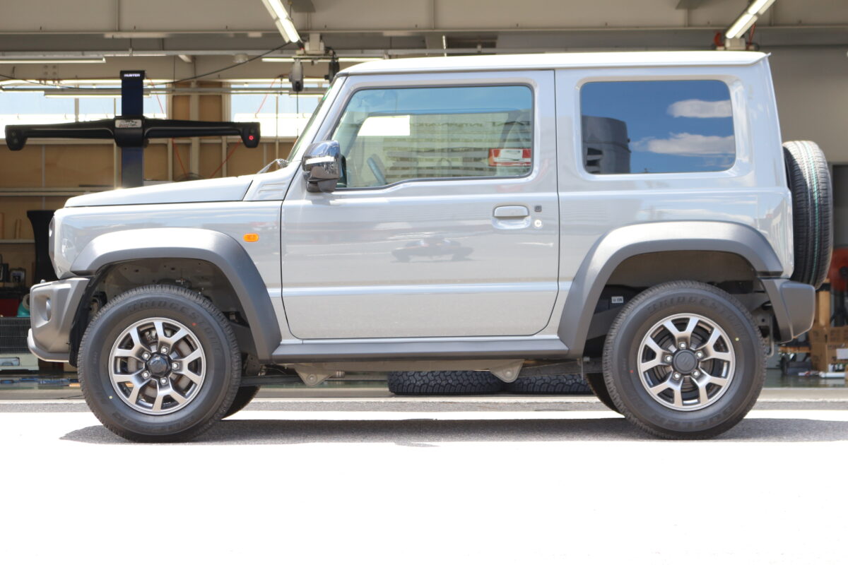 4*4　ステアリングダンパー/TEIN　STREET ADVANCE Z /RSR　ラテラルロッド/グレイスシルバーリムDC(QAZ)/ヨコハマジオランダーX-ATG01 の16インチを装着したジムニーシエラ