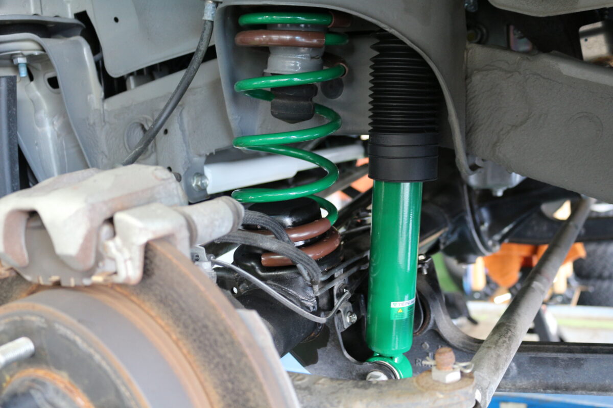 4*4　ステアリングダンパー/TEIN　STREET ADVANCE Z /RSR　ラテラルロッド/グレイスシルバーリムDC(QAZ)/ヨコハマジオランダーX-ATG01 の16インチを装着したジムニーシエラ