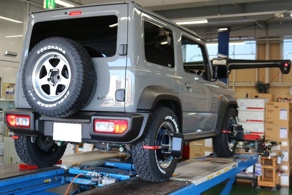 4*4　ステアリングダンパー/TEIN　STREET ADVANCE Z /RSR　ラテラルロッド/グレイスシルバーリムDC(QAZ)/ヨコハマジオランダーX-ATG01 の16インチを装着したジムニーシエラ