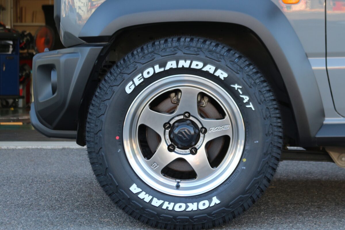 4*4　ステアリングダンパー/TEIN　STREET ADVANCE Z /RSR　ラテラルロッド/グレイスシルバーリムDC(QAZ)/ヨコハマジオランダーX-ATG01 の16インチを装着したジムニーシエラ