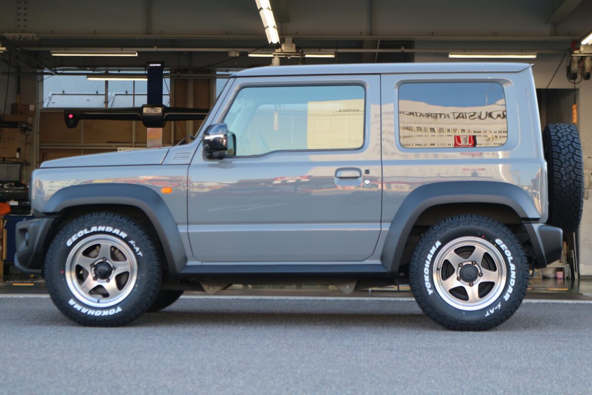 4*4　ステアリングダンパー/TEIN　STREET ADVANCE Z /RSR　ラテラルロッド/グレイスシルバーリムDC(QAZ)/ヨコハマジオランダーX-ATG01 の16インチを装着したジムニーシエラ