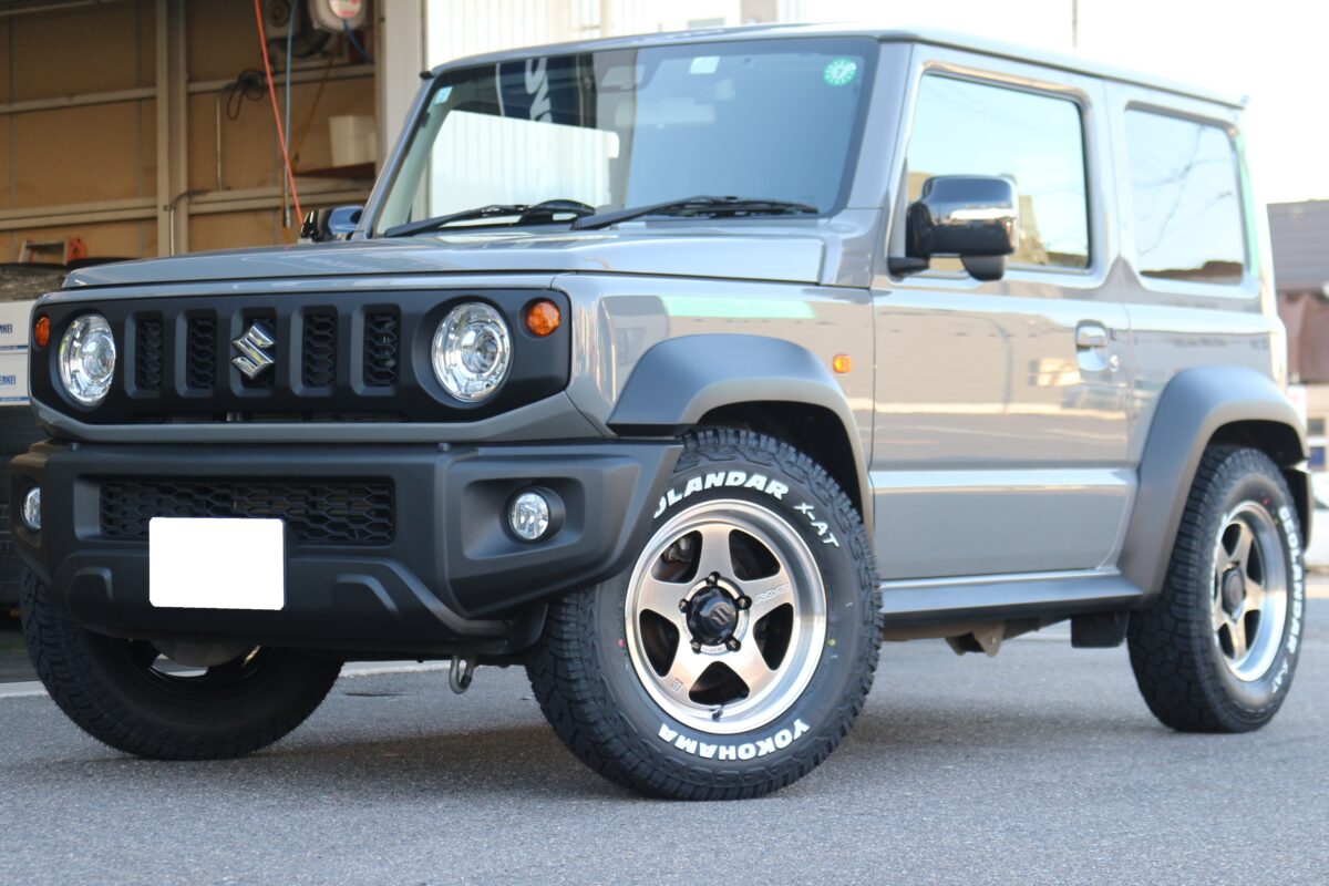 4*4　ステアリングダンパー/TEIN　STREET ADVANCE Z /RSR　ラテラルロッド/グレイスシルバーリムDC(QAZ)/ヨコハマジオランダーX-ATG01 の16インチを装着したジムニーシエラ