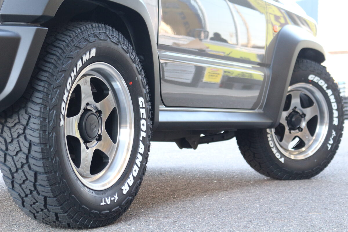 4*4　ステアリングダンパー/TEIN　STREET ADVANCE Z /RSR　ラテラルロッド/グレイスシルバーリムDC(QAZ)/ヨコハマジオランダーX-ATG01 の16インチを装着したジムニーシエラ