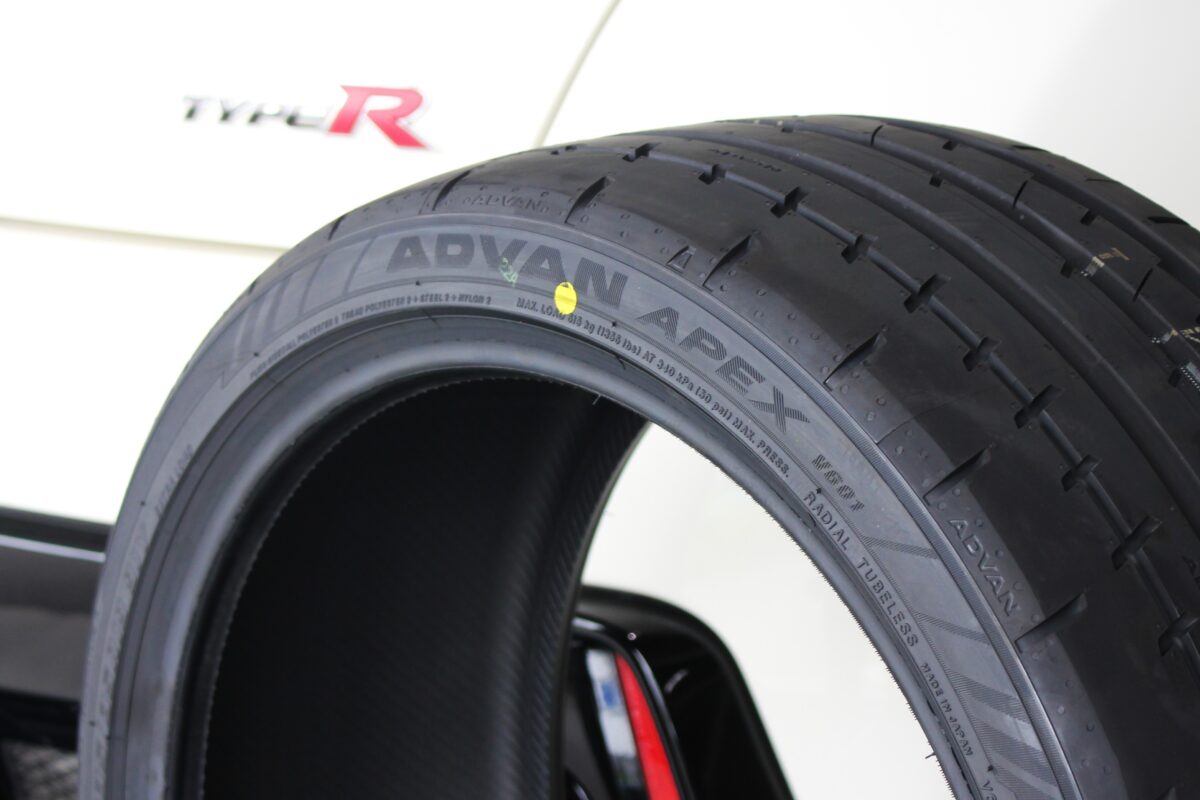 FK2シビックタイプRとヨコハマ アドバン APEX V601が写った画像