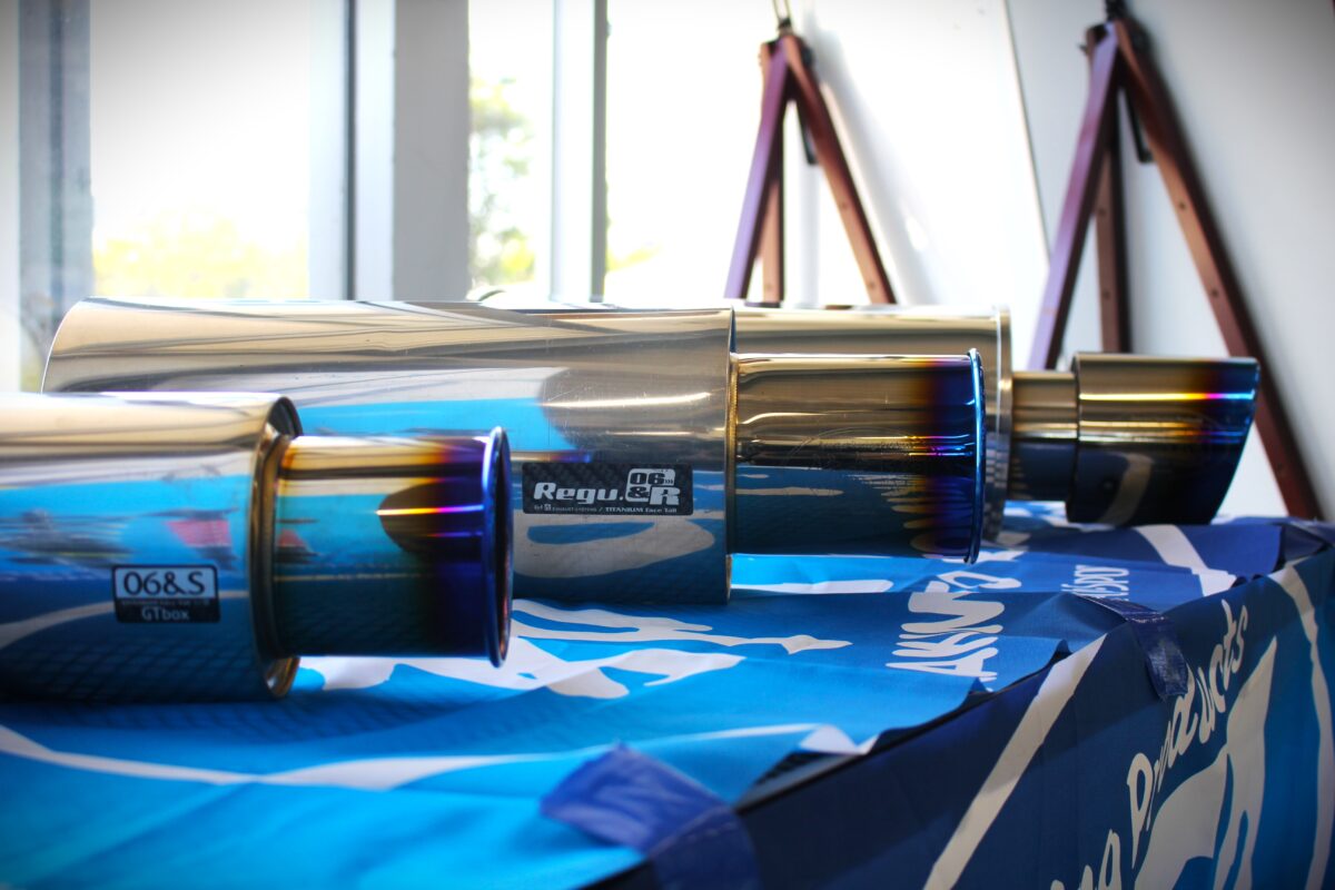 柿本のマフラーを展示している画像