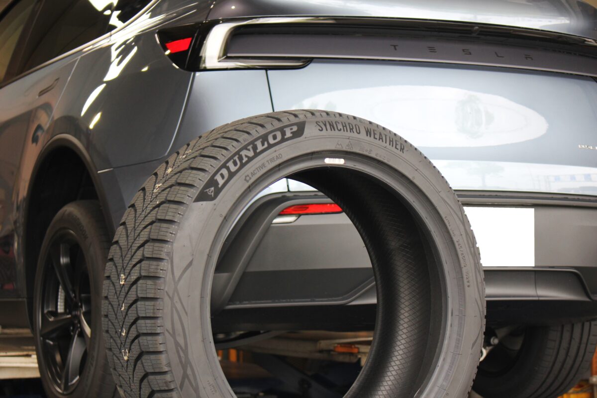 テスラのタイヤ交換クラフト鈴鹿店 シンクロウェザーでいつでも安心