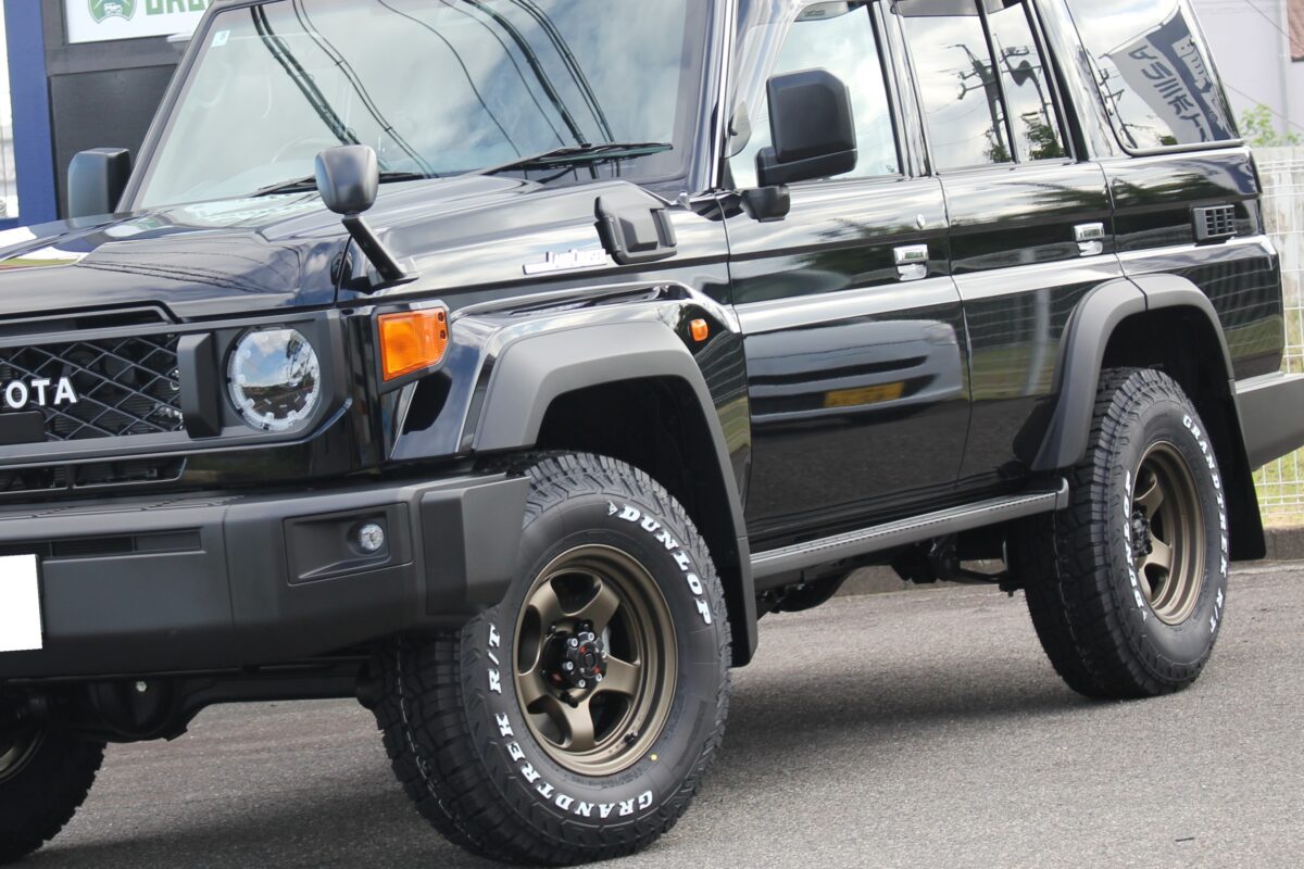 ランクル70のタイヤサイズアップカスタム ホワイトレターがよく似合う