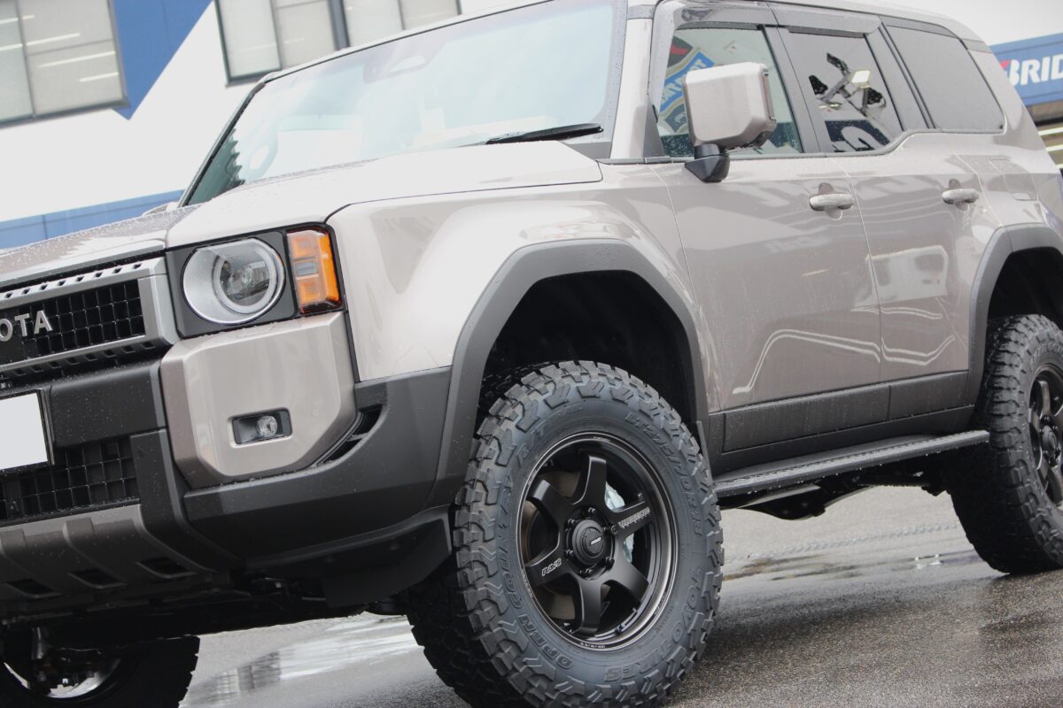 【ランクル250】新色VOLK RACING TE37 ultraラージPCD BLACK SHADOW LTD×新作オプカンRTトレイルにプロスタッフで2インチリフトアップ！！前傾姿勢を解消し迫力増☆彡