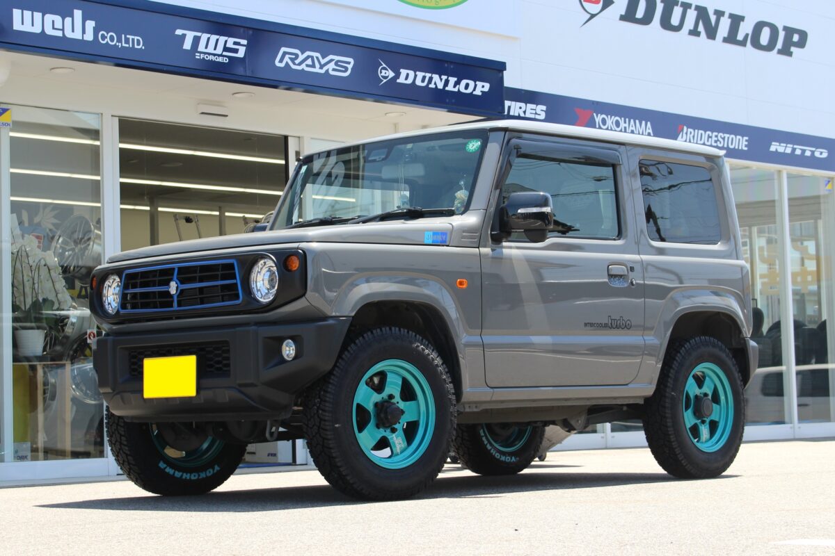 ジムニーにアドバンレーシング取付。ヘビーデューティーのターコイズブルーでおしゃれな仕上がりに。