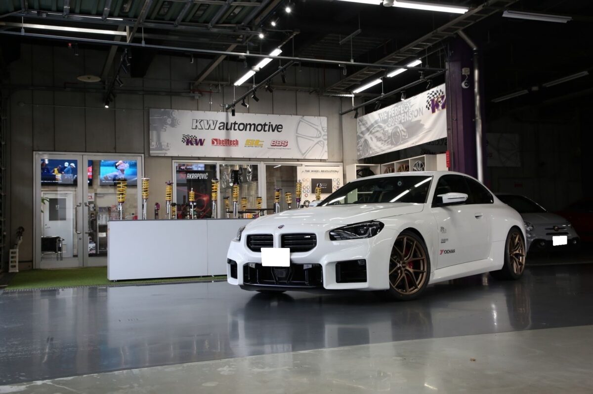 G87M2のカスタム マフラー 車高調 KW アクラポヴィッチ