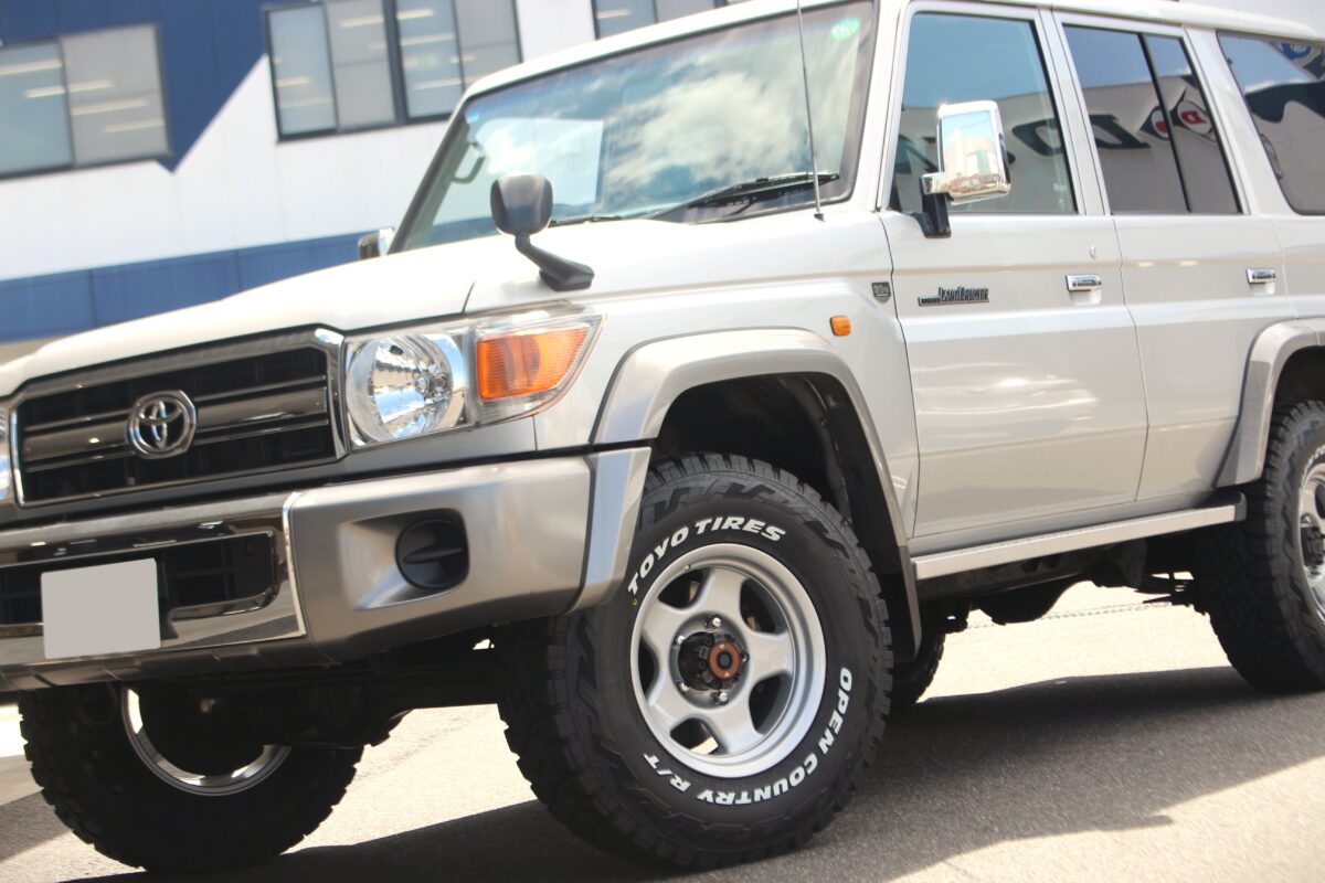 4×4エンジニアリングサービスのブラッドレーVを装着した再販ランドクルーザー70(GRJ76)