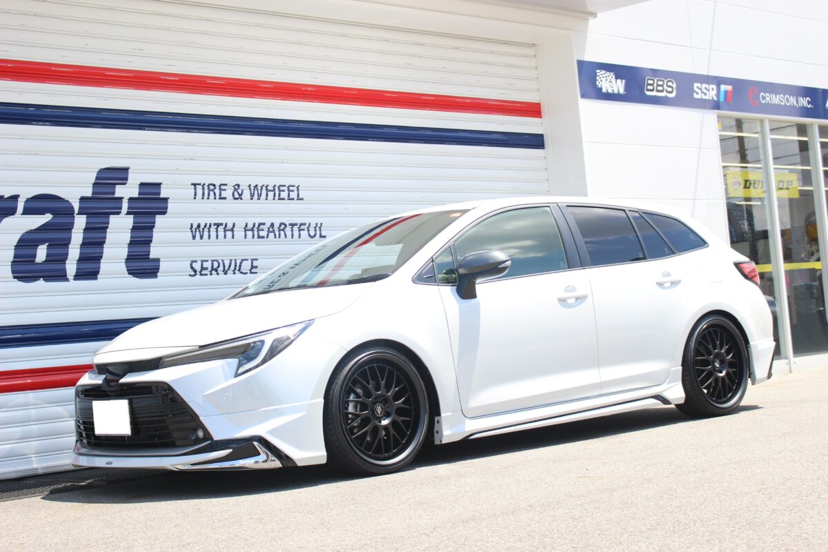 カローラツーリングにフルブラックのVS装着。ブラックリムでかっこよく