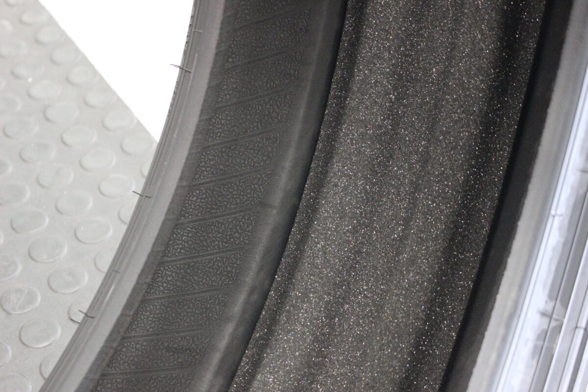 特殊吸音スポンジ付きのダンロップ ルマン５プラス。