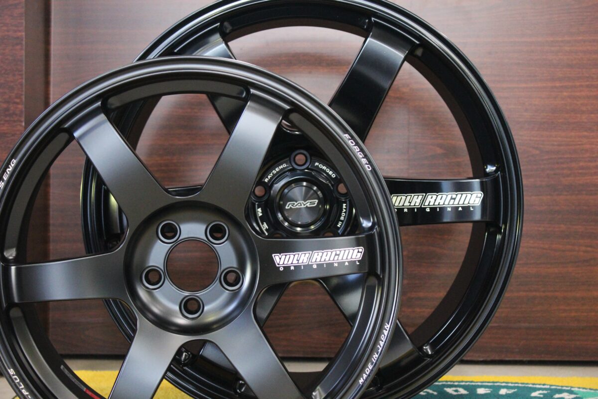 TE37GCとTE37SAGA S-plusが並んでいる画像