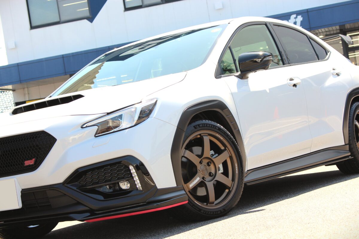RAYSの鍛造ホイールTE37SAGA S-plusのブロンズカラーを装着したWRX STI