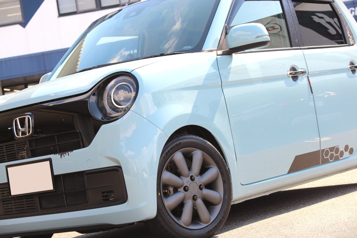 HYPERION PINO+とDUNLOPのLEMANS5+を装着し、KYBの純正形状ローダウンキットLowfer Sportsで30mmローダウンしたJG3のN-ONE