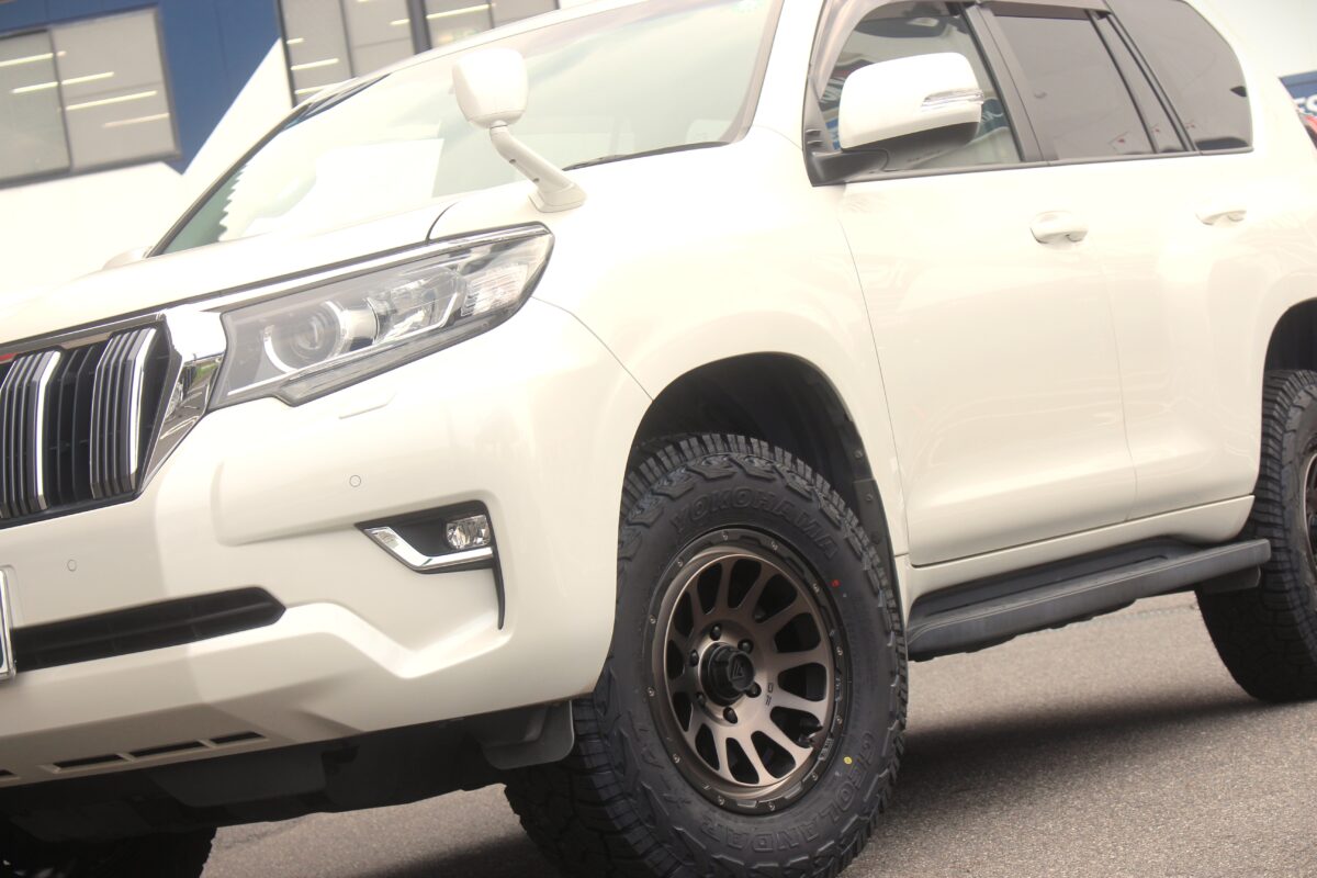 マットスモークポリッシュカラーのデルタフォース オーバルを装着した150系ランドクルーザープラド