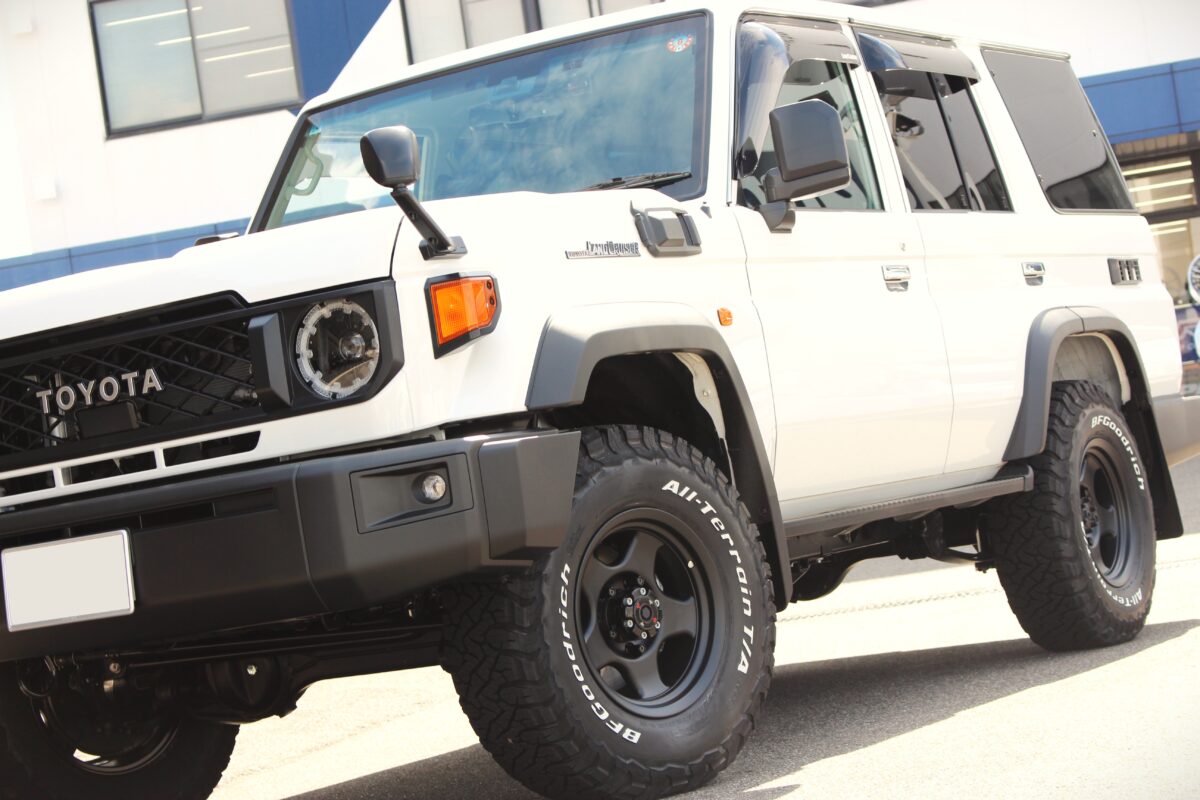 再再販ランドクルーザー70(GDJ76)にマットブラックのブラッドレーVとオールテレーンKO3を装着し、フロントコイルスペーサーで車両の前傾姿勢を改善