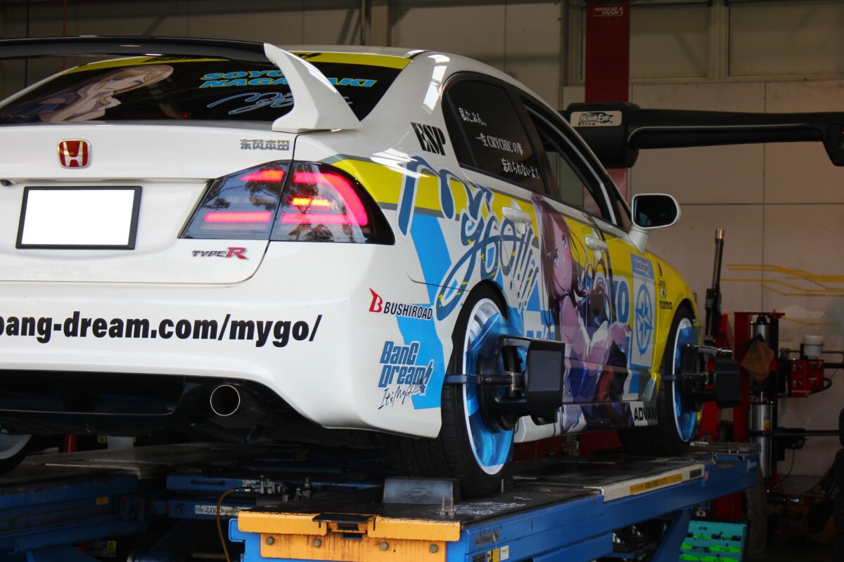 痛車仕様（バンドリ）のFD2シビックタイプRのアライメント調整をしている画像