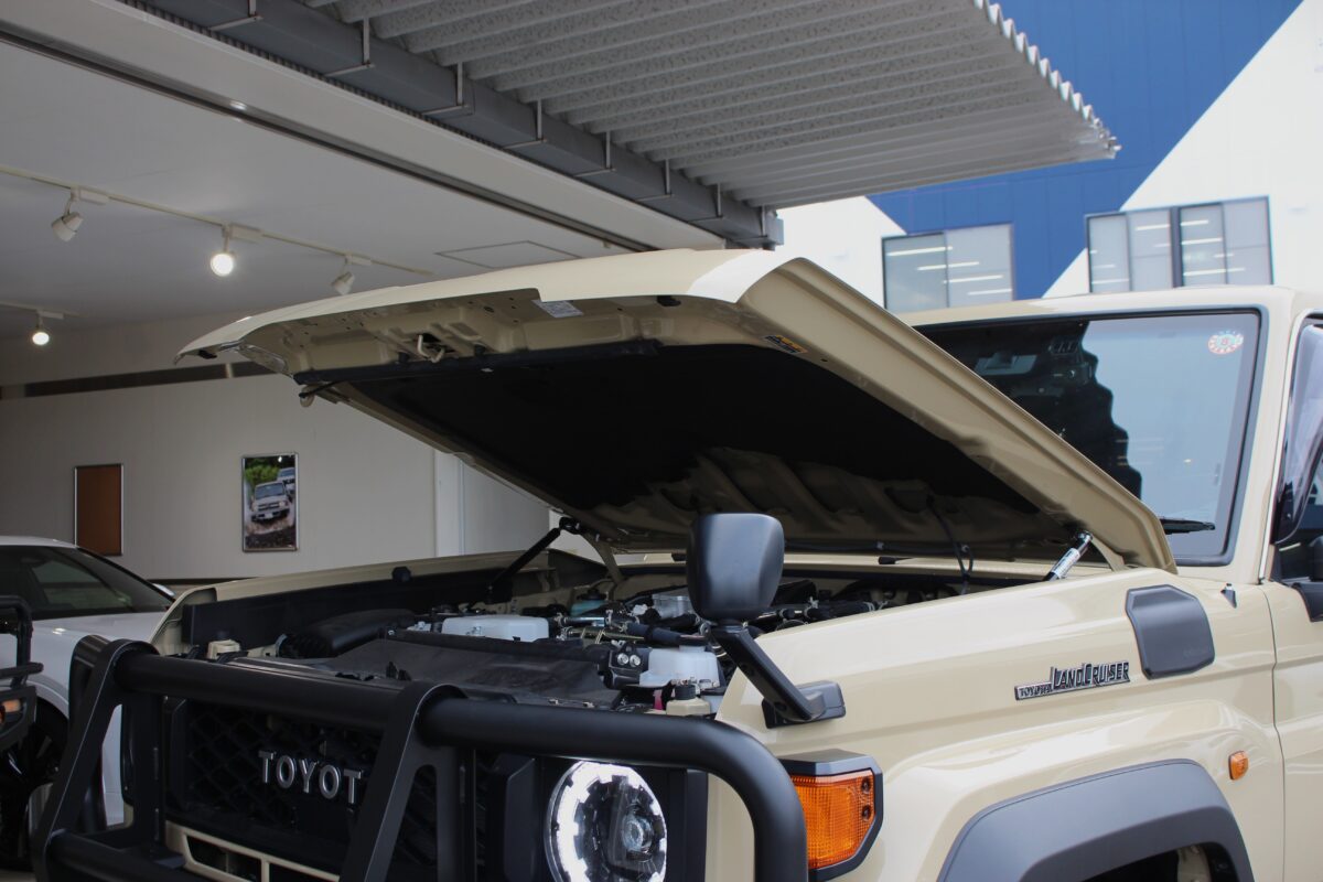 【ランクル70】GRJ76 4x4Engineerig Service モーションコントロールビーム(MCB)で乗り心地改善!!ボンネットダンパーで開閉が楽に☆彡