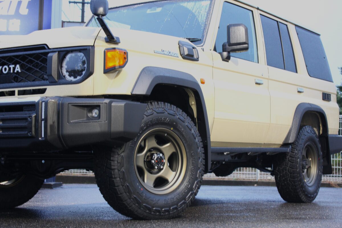 ランドクルーザー70に4×4エンジニアリング ブラッドレーVとヨコハマ ジオランダーX-ATを装着した画像