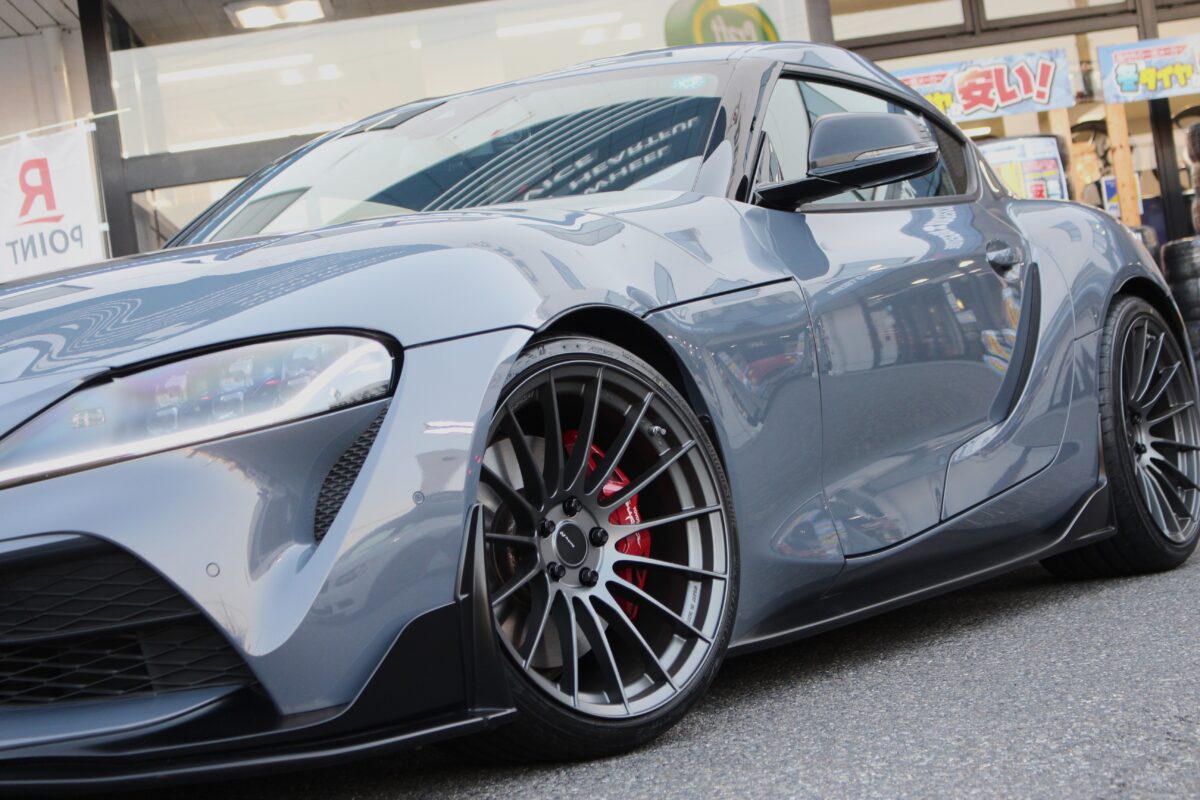 A90GRスープラをHKSのハイパーマックスツーリングでローダウンしENKEI RS05RRの”R”フェイスを装着！！