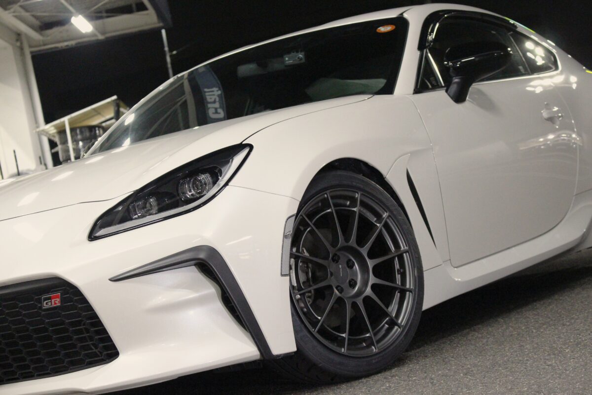 ENKEIのNT05RRを装着し、BLITZの車高調ZZ-Rで10mmローダウンしたGR86