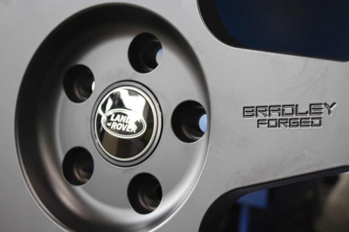 ■ディフェンダー110のブレーキキャリパーをかわすホイールってあるの！？ブラッドレーフォージド匠ならカッコ良く仕上がりますよ☆彡