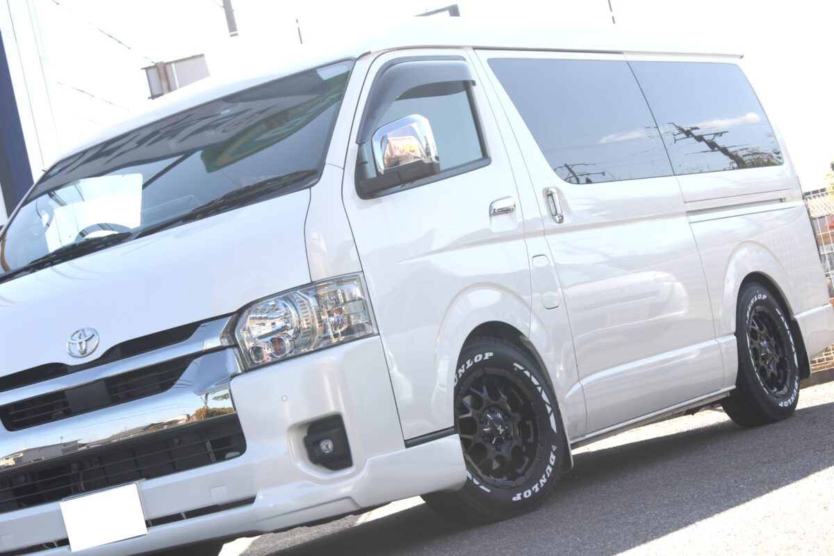 ハイエースにバン用ホワイトレタースタッドレスタイヤ「ダンロップ W01 for WINTER」と「ナイトロパワー M28 バレット」を装着