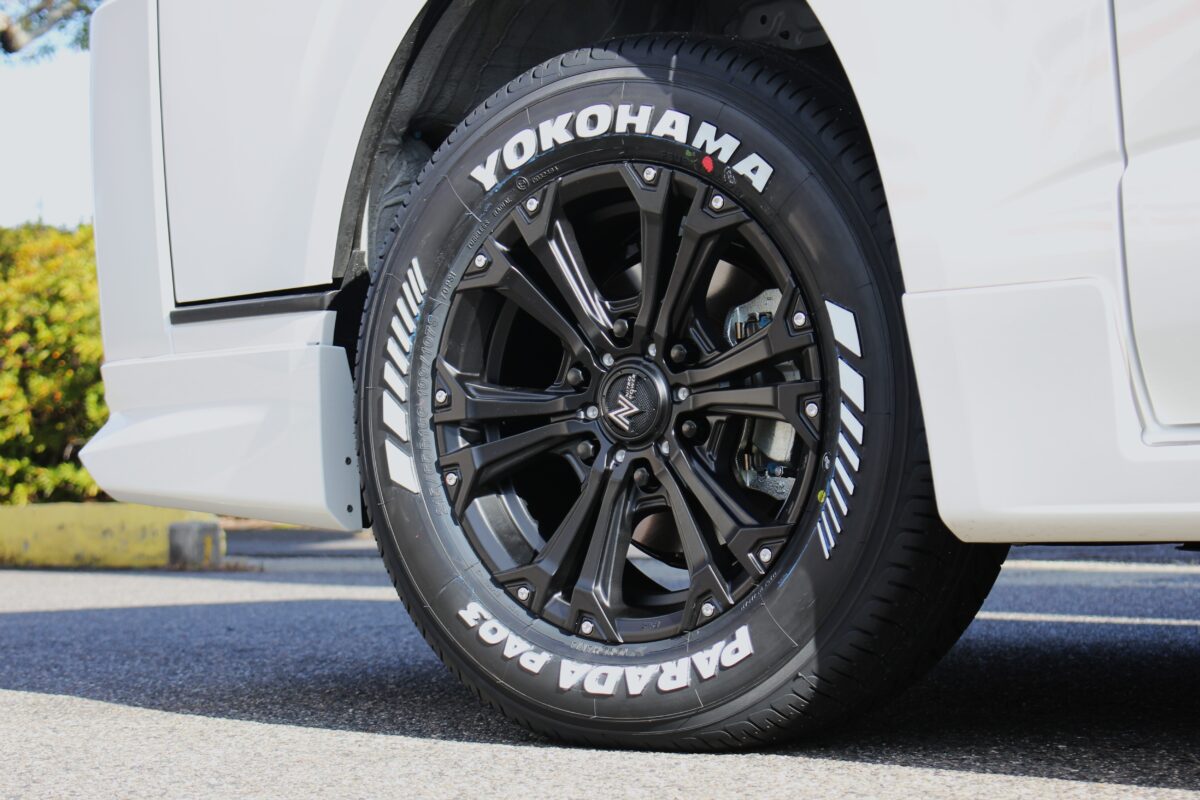 MID ナイトロパワー ジャベリンとヨコハマ パラダPA03を装着したハイエース