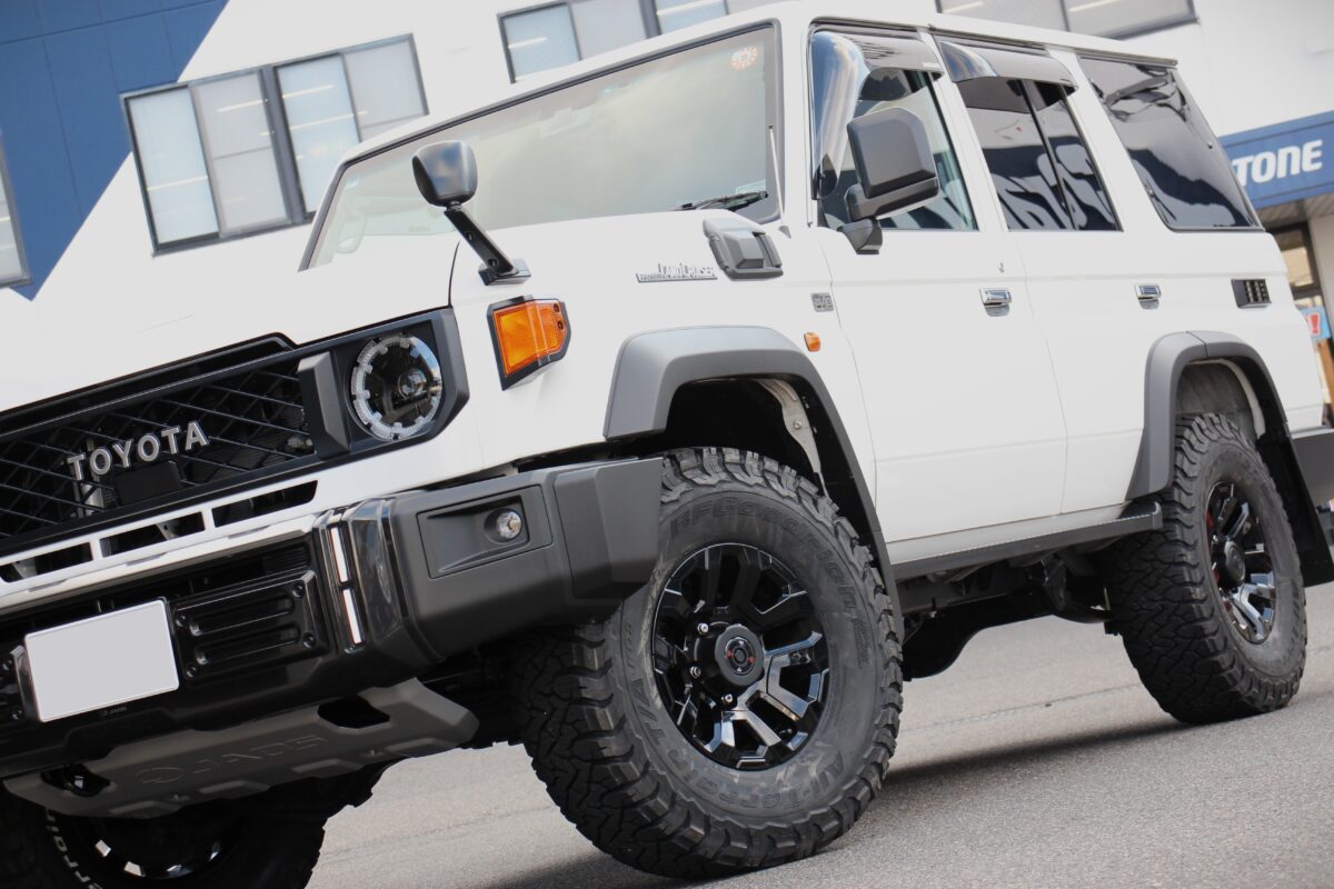 【ランクル70(GDJ76W)】4x4エンジニアリングのフロントコイルスペーサーの恩恵で純正ホイールを活かして285幅のBFグッドリッチ オールテレーンT/A KO3を飲み込む!!