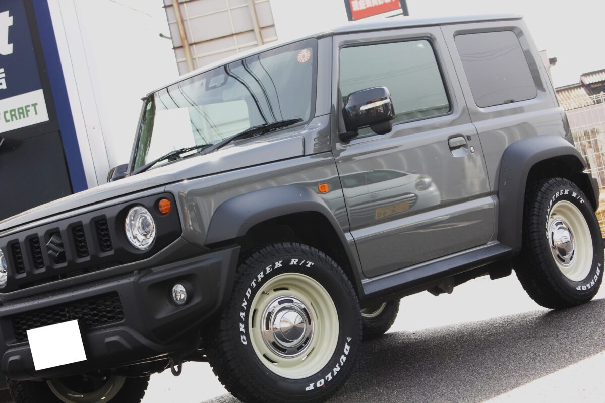 JB74ジムニーシエラにクリムソンディーンクロスカントリーとダンロップグラントレックR/T01を装着した画像