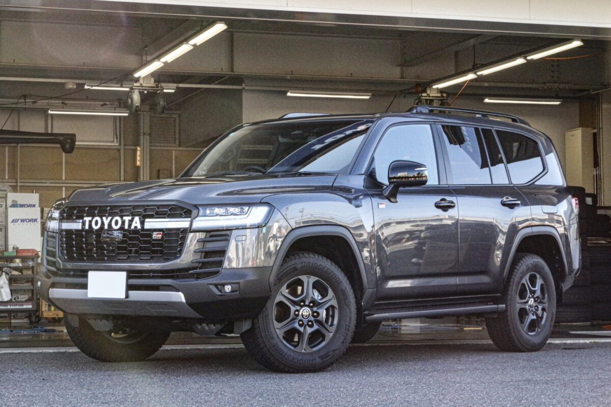 純正アルミホイールを装着したカスタム前のトヨタ ランドクルーザー300のフロントアングル