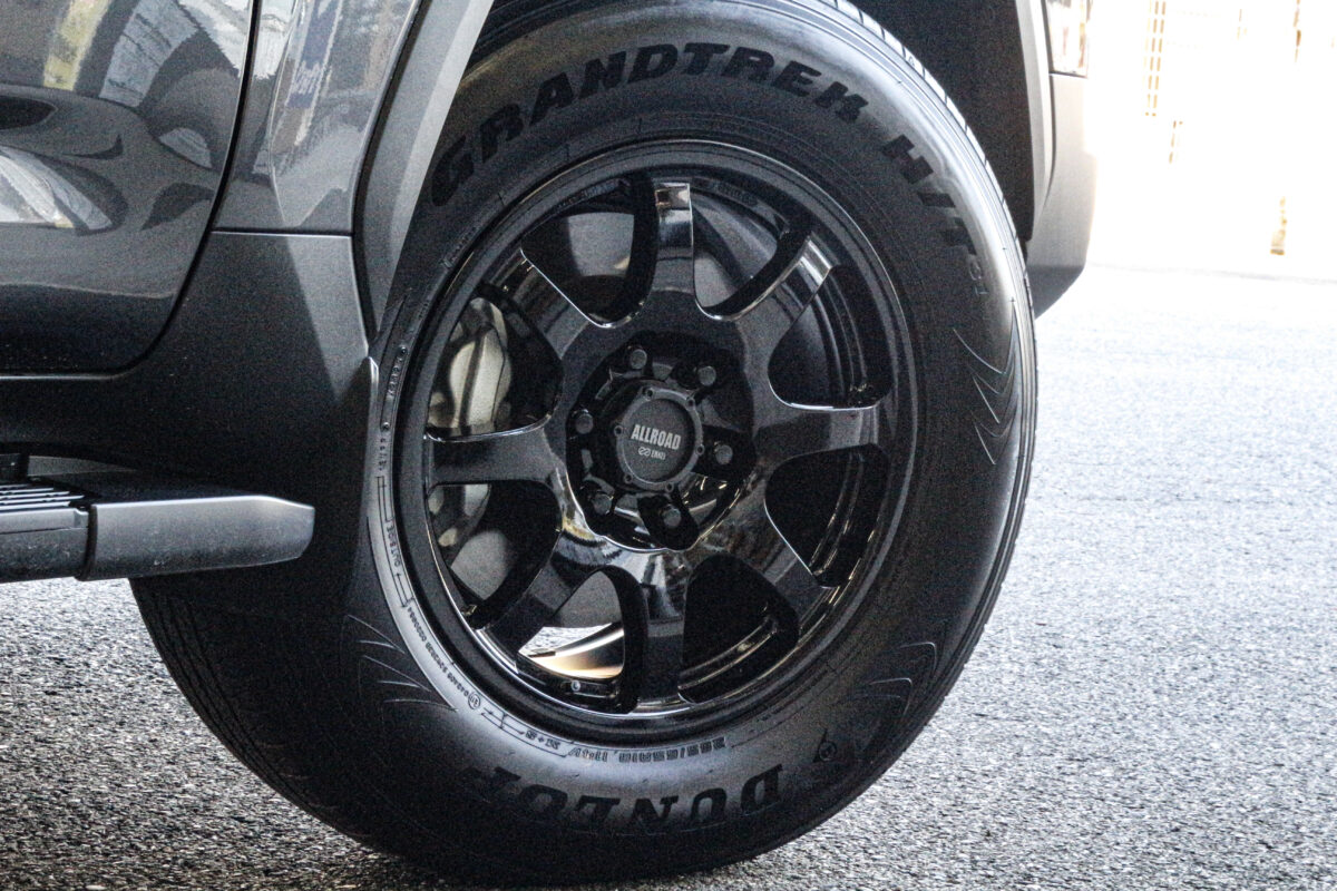 力強い8本スポークとグロスブラックカラーが特徴的なENKEI オールロードPDT1（18インチ）のホイールクローズアップ