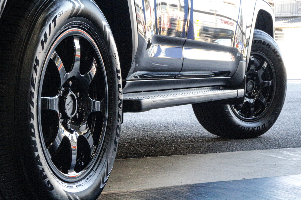 ランクル300の純正タイヤ（ダンロップ グラントレック）にENKEI オールロードPDT1を組み合わせた、一体感のある足元のクローズアップ