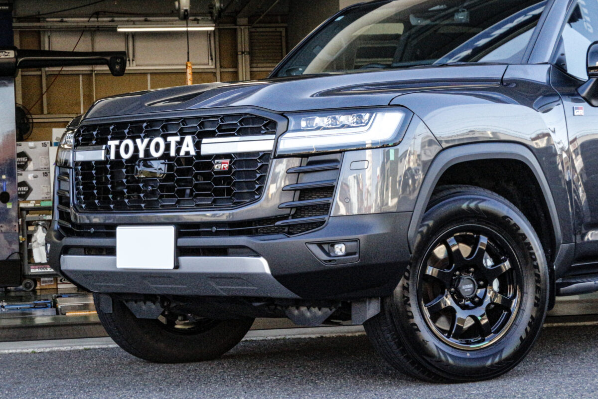 ENKEI オールロードPDT1を装着し、オフロード仕様にカスタムされたトヨタ ランドクルーザー300のフロントフェイス