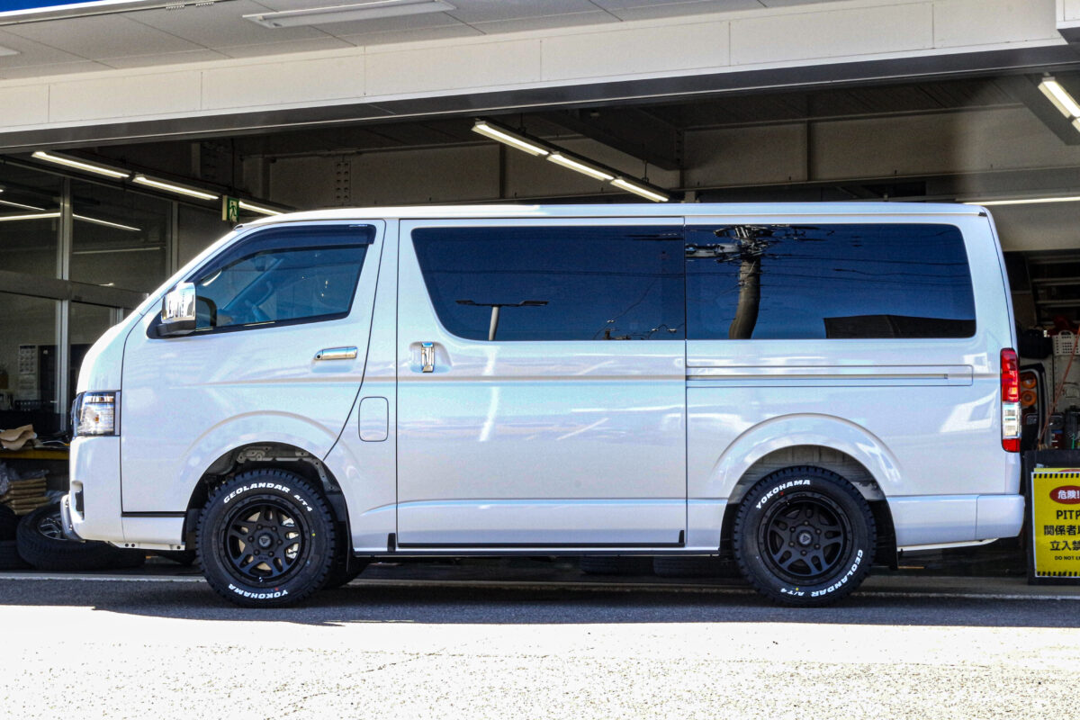 DELTAFORCE OVERLANDER（16インチ）とジオランダーA/T4を装着し、オフロードテイストに進化を遂げたトヨタ ハイエースのサイドビュー。