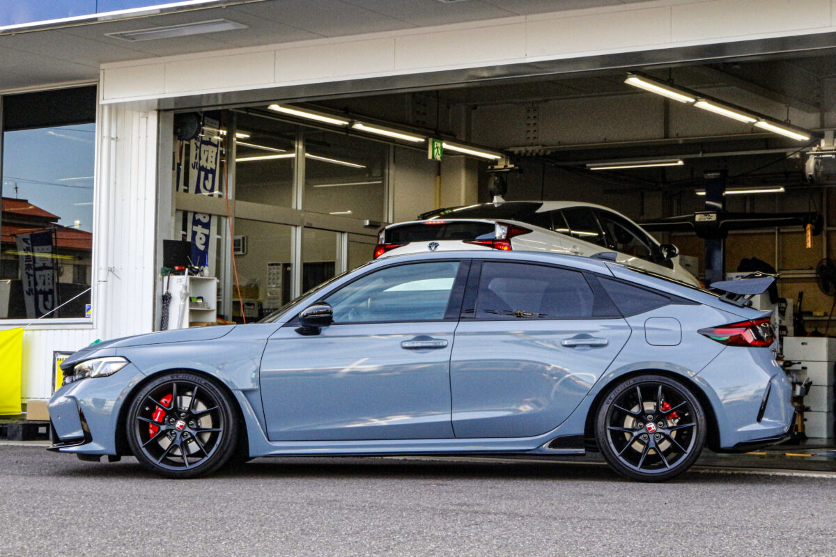 純正ホイールを装着したカスタム前のホンダ シビックタイプR（FL5）のサイドビュー。