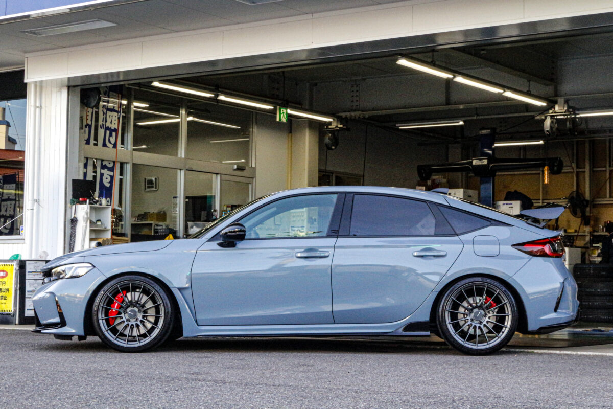 ENKEI RS05RR（19インチ）を装着し、スポーティに仕上がったホンダ シビックタイプR（FL5）のサイドビュー。