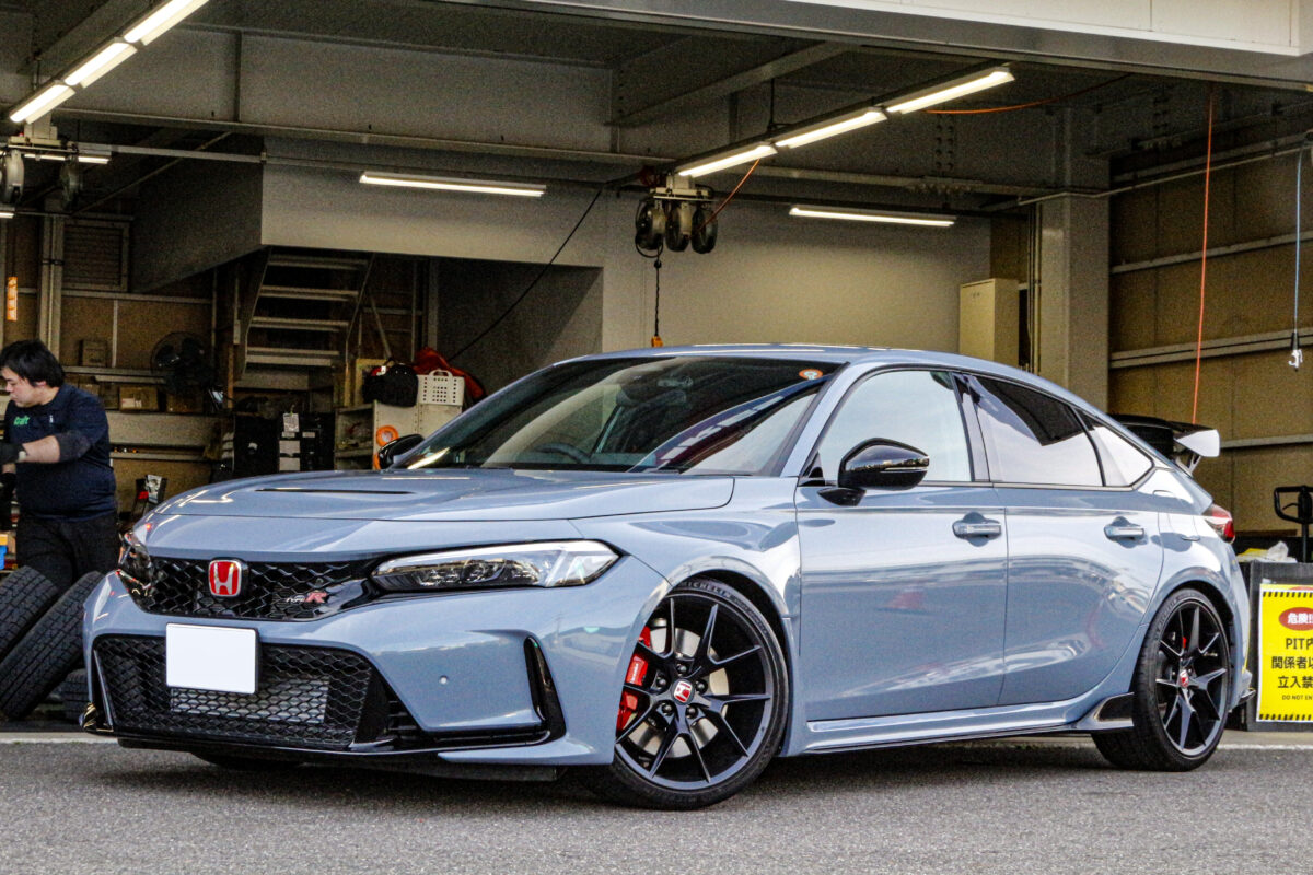 純正ホイールを装着したカスタム前のホンダ シビックタイプR（FL5）のフロントビュー。