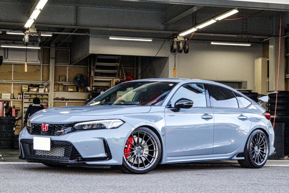 ENKEI RS05RRを装着し、フェンダーギリギリのツライチ仕様に仕上げられたホンダ シビックタイプR（FL5）のフロントビュー。