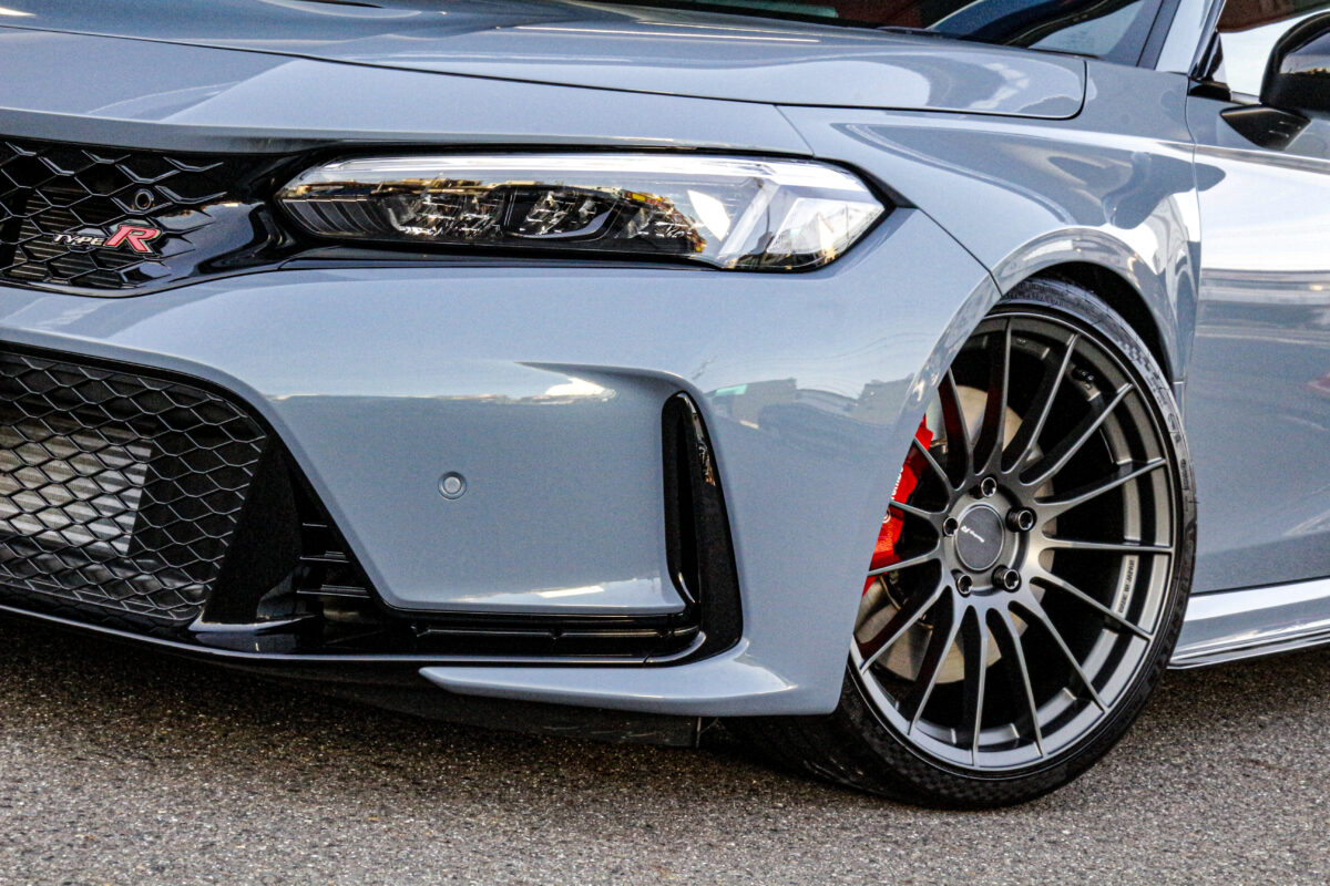 ENKEI RS05RRを装着したホンダ シビックタイプR（FL5）の左フロントクローズアップ。マットダークガンメタリックとツライチ仕様が際立つアングル。