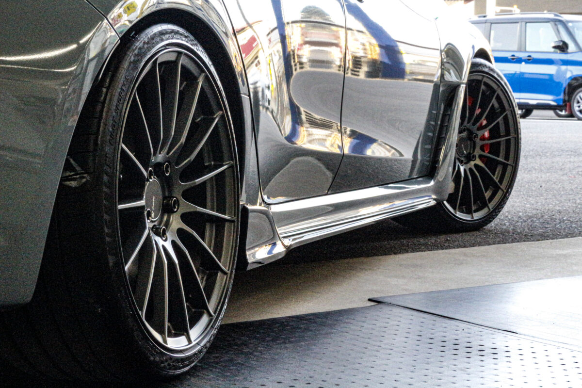 ホンダ シビックタイプR（FL5）に装着されたENKEI RS05RRのホイールクローズアップ。中心に向かって鋭く落ち込む深いコンケイブフェイスを強調した構図。